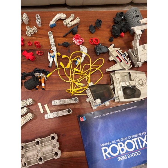 Vintage MB Robotix Building System Parts , manuals and figires - Picture 4 of 9